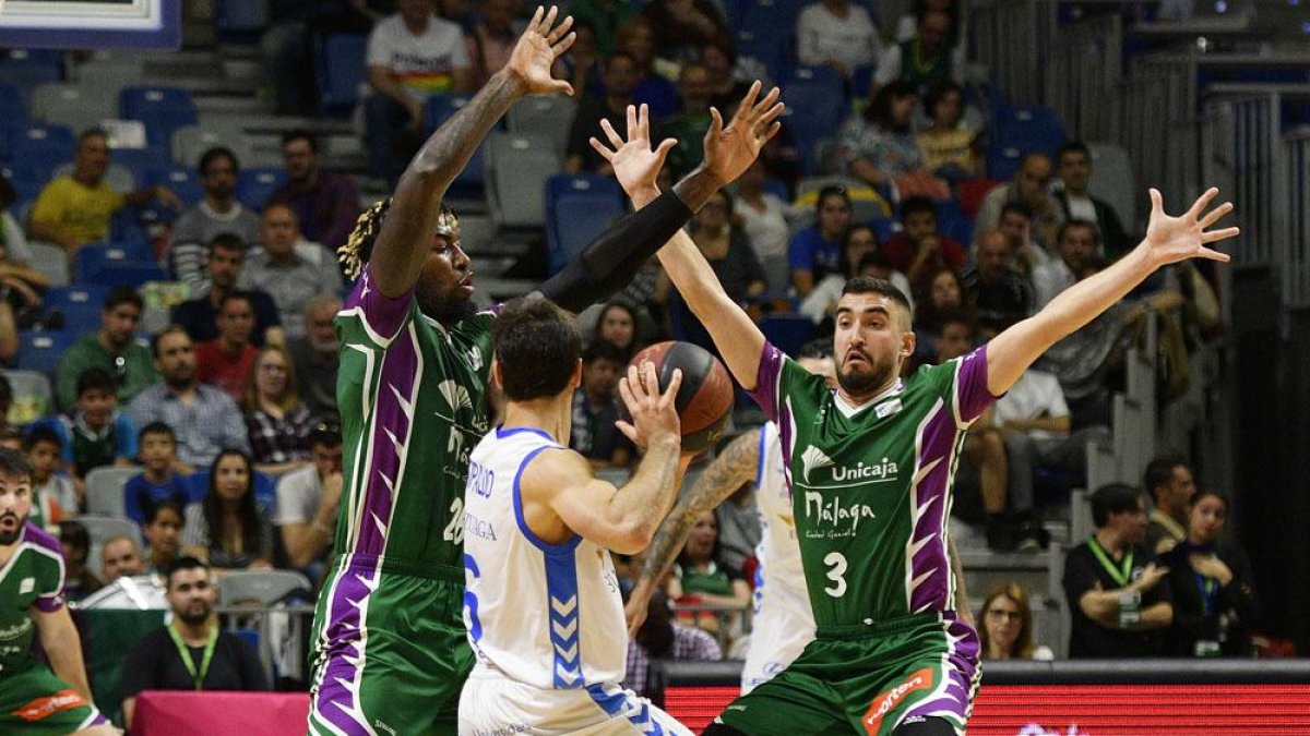 Fitipaldo busca línea de pase en el 2 contra 1 de Lessort yFernández, ayer.-ACB PHOTO / G. POZO