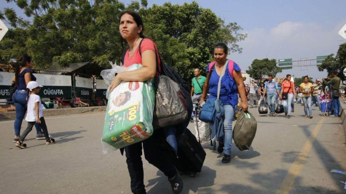 Una mujer vende medicamentos en el puente internacional Simon Bolivar  en la frontera entre Colombia y Venezuela.-EFE