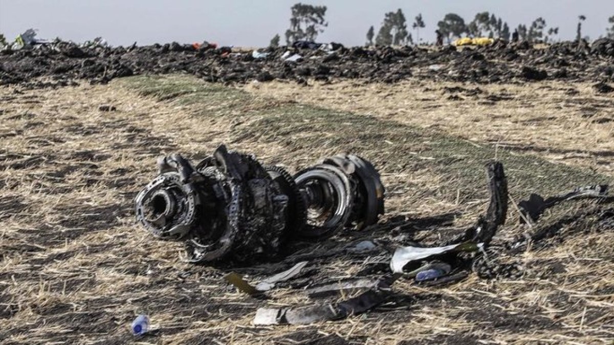 Restos del avión Boeing de Ethiopia Airlines siniestrado cerca de Bishoftu, a unos 60 kilómetros de Addis Abeba.-MICHAEL TEWELDE (AFP)