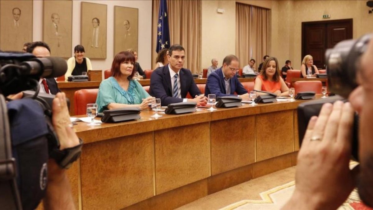 Pedro Sánchez, junto a varios miembros de la dirección socialista, este lunes en el Congreso.-AGUSTIN CATALAN