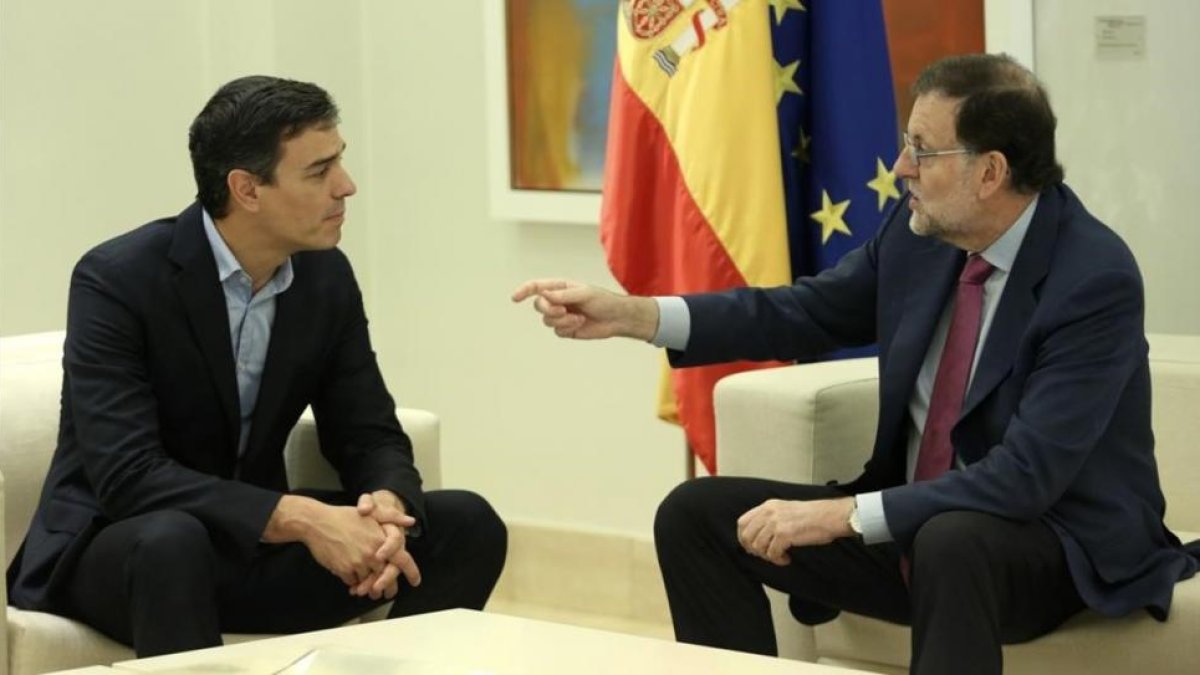 Mariano Rajoy y Pedro Sánchez, el pasado 6 de julio, en la Moncloa.-JUAN MANUEL PRATS