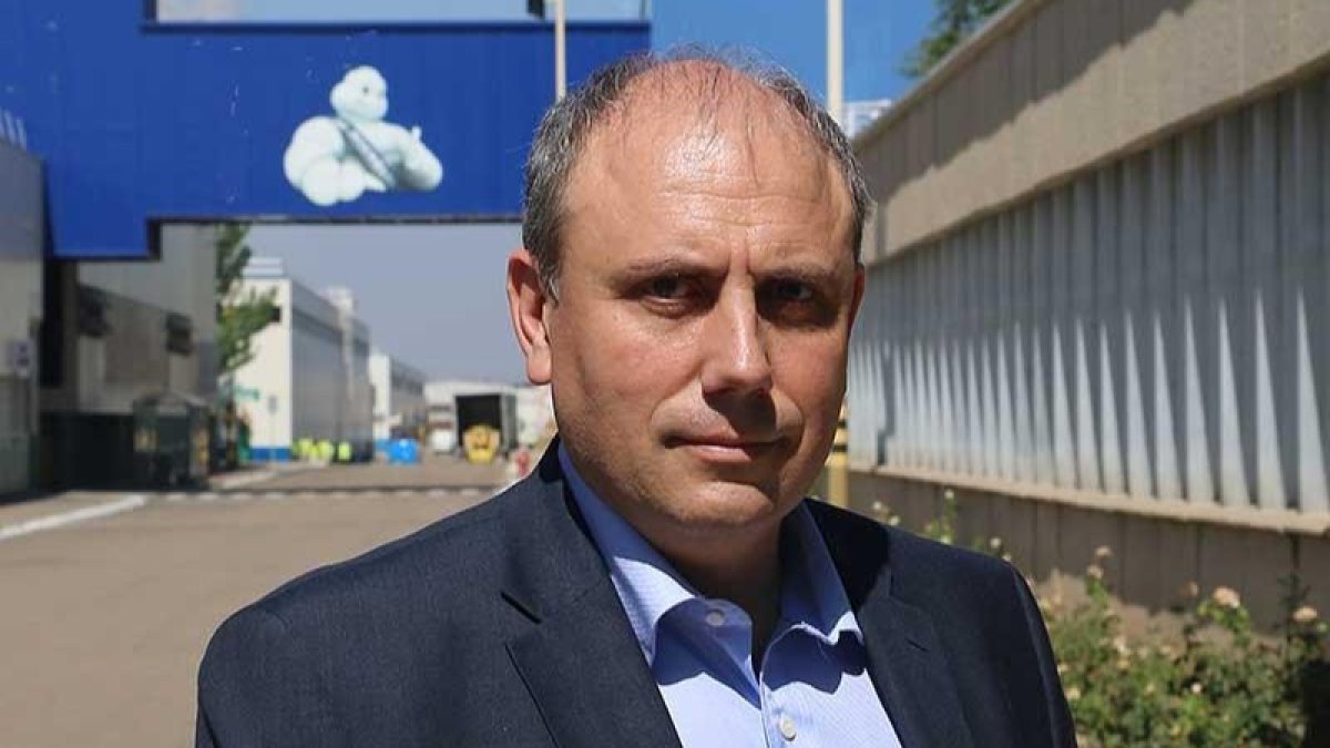 Moñux posa en la calle principal de la factoría de Aranda, la más grande del grupo en Europa.