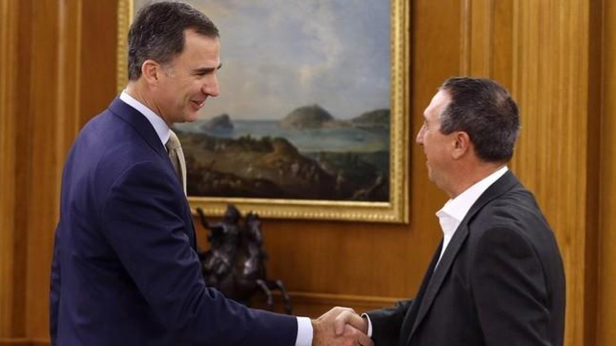 El Rey Felipe VI ha recibido a Joan Baldoví, diputado de Compromís, en la ronda de conversaciones sobre investidura.-ÁNGEL DÍAZ / EFE/ POOL