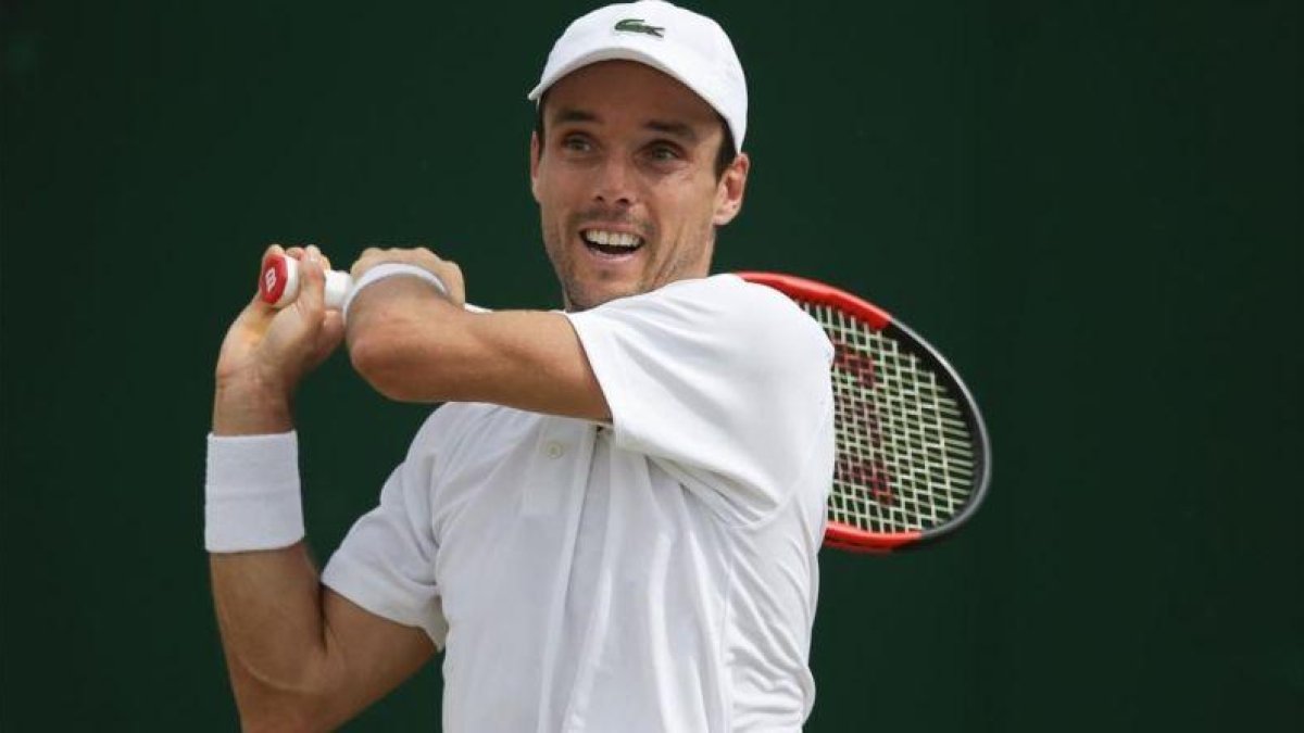 Roberto Bautista, en ación en Wimbledon ante Cilic.-AP /DANIEL LEAL-OLIVAS