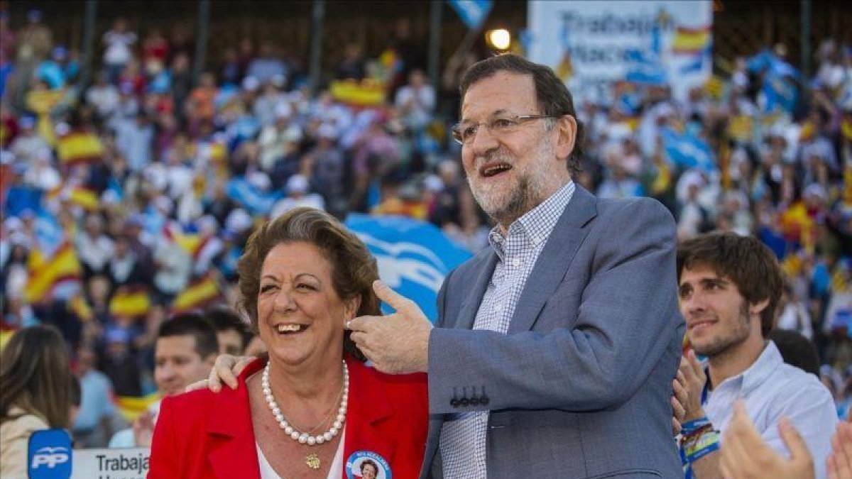 El presidente del PP, Mariano Rajoy, y la exalcaldesa Rita Barberá en un mitin de las pasadas municipales.-MIGUEL LORENZO