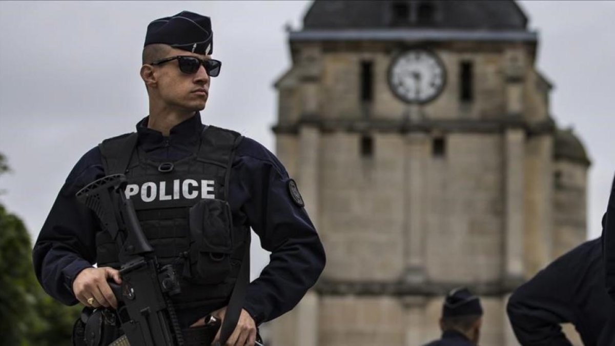 Un policía vigila los alrededores de la iglesia de Saint-Etienne-du-Rouvray (Normandía), un día después del atentado yihadista que se atribuyó el Estado Islámico, el 27 de julio.-EFE / IAN LANGSDON