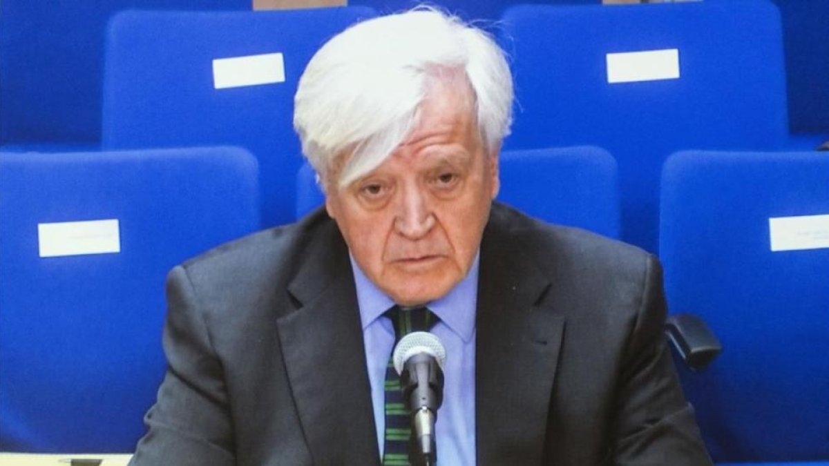El exasesor jurídico de la casa real, José Manuel Romero, conde de Fontao en su declaración como testigo ante el tribunal de Palma por el 'caso Nóos'.-CATI CLADERA