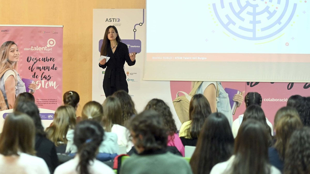 La divulgadora y licenciada en Ciencia y Tecnología de los Alimentos, Beatriz Robles, durante su ponencia en el programa STEM Talent Girl. ICAL