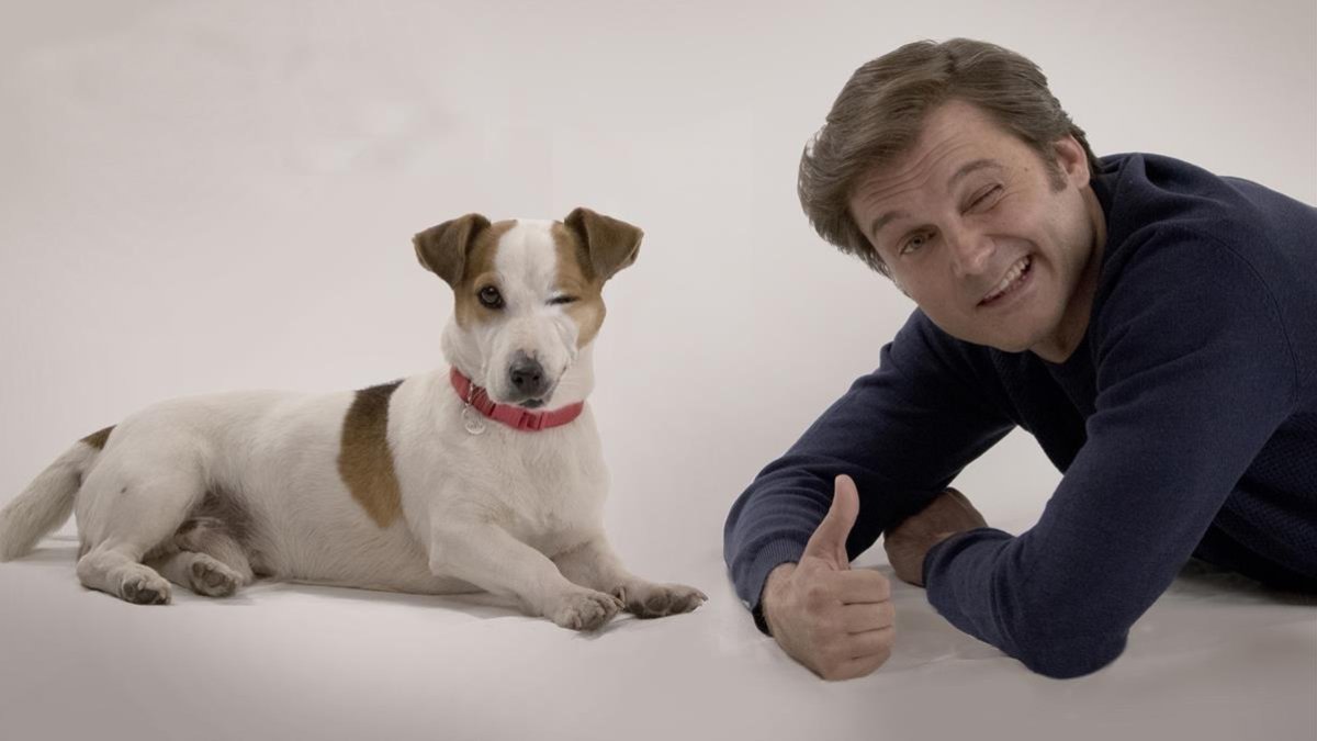 El perro Ramsés y el actor Salva Reina, protagonistas de la comedia de TVE-1 Sabuesos.-TVE