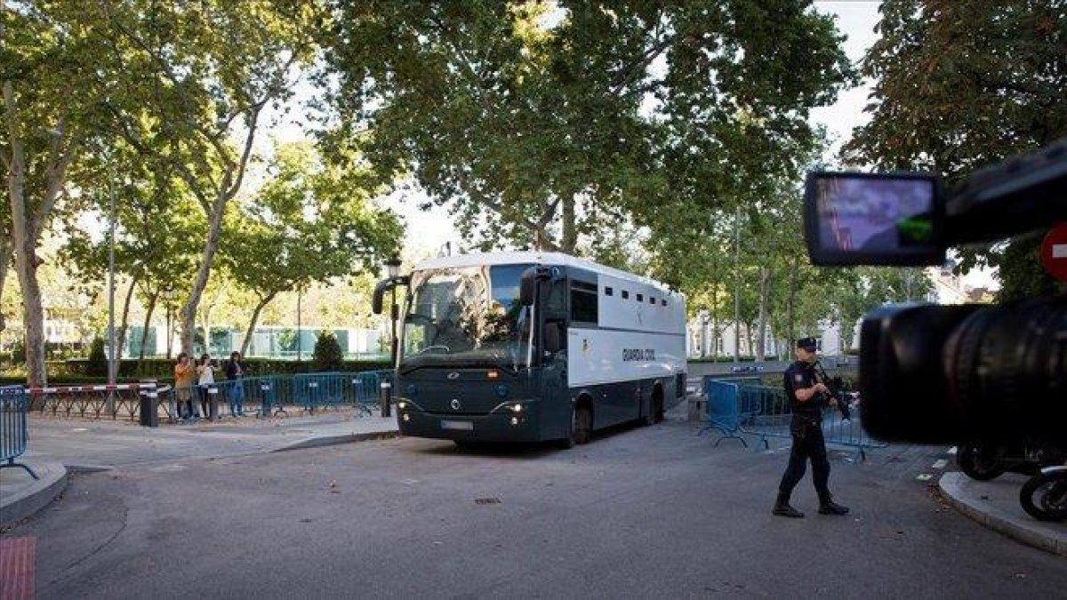 Un furgón de la Guardia Civil conduce a los independentistas radicales enviados a prisión por el juez de la Audiencia Nacional Manuel García Castellón.-EFE / LUCA PIERGIOVANNI