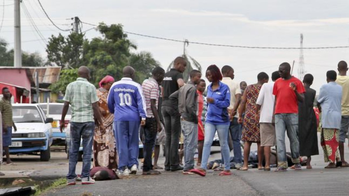 Calle de la capital de Burundi,Bujumbura, después de la masacre.-AP / STR