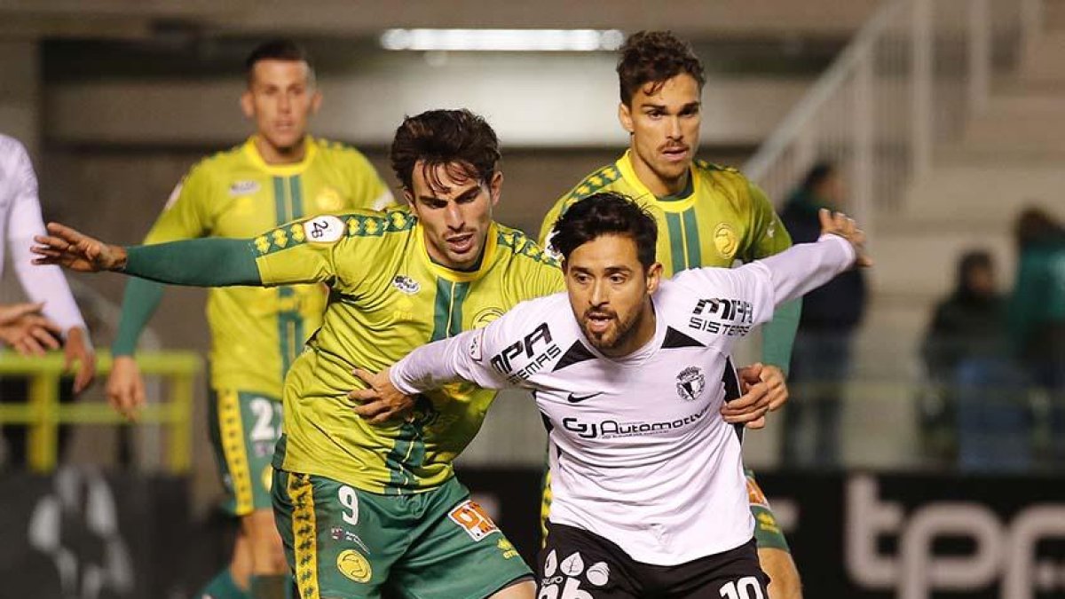 Pisculichi protege el balón durante un partido.-SANTI OTERO