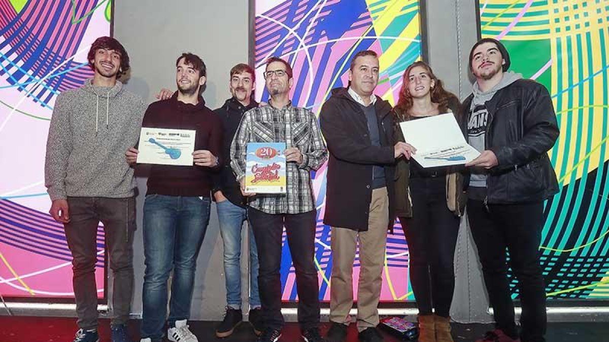 Algunos miembros de las bandas galardonadas posaron con miembros del jurado y organización.-Raúl Ochoa