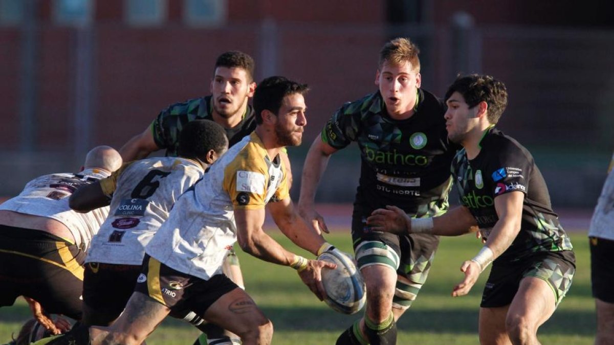 Rocamán transmite el oval en el partido del pasado domingo en Santander.-@BATHCO