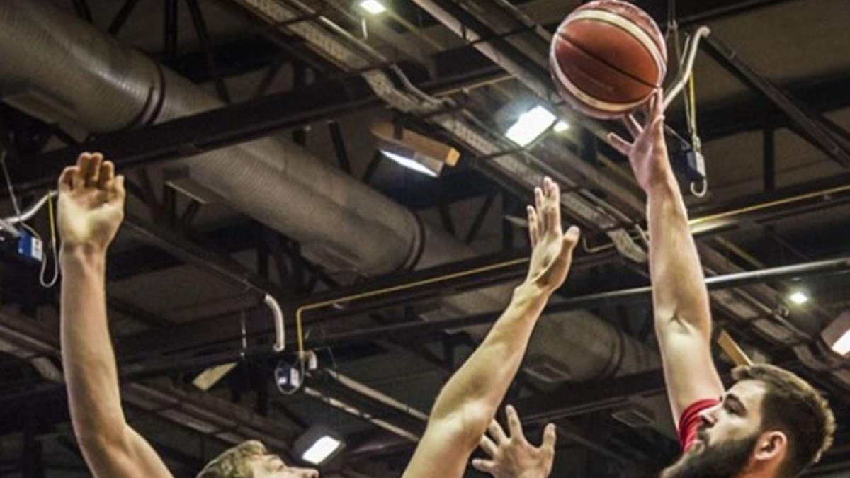 Kravtsov puntea el lanzamiento de Dubljevic en el partido disputado ayer en Niksic, Montenegro.-FIBA