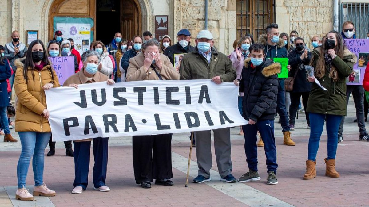 La familia de Lidia González encabezó la concentración, en Melgar de Fernamental, para exigir justicia tras la presunta mala praxis que acabó con su vida. SANTI OTERO