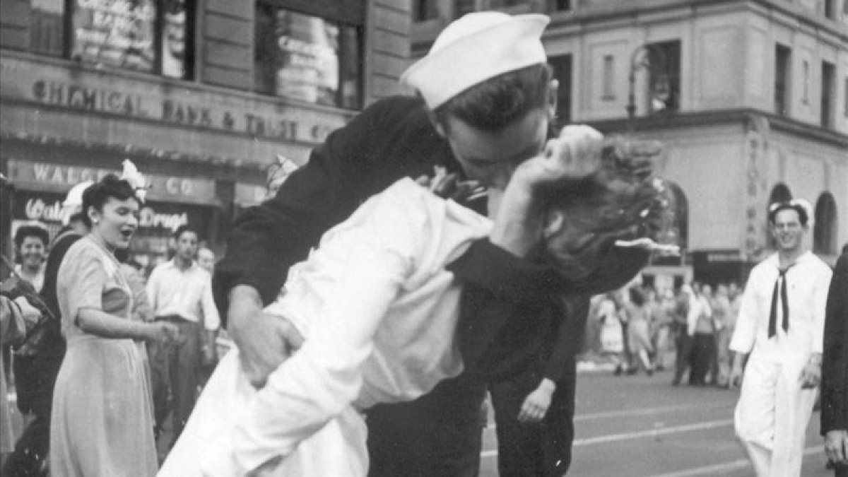 George Mendonsa besa a Greta Friedman en Times Square, el 14 de agosto de 1945.-AP