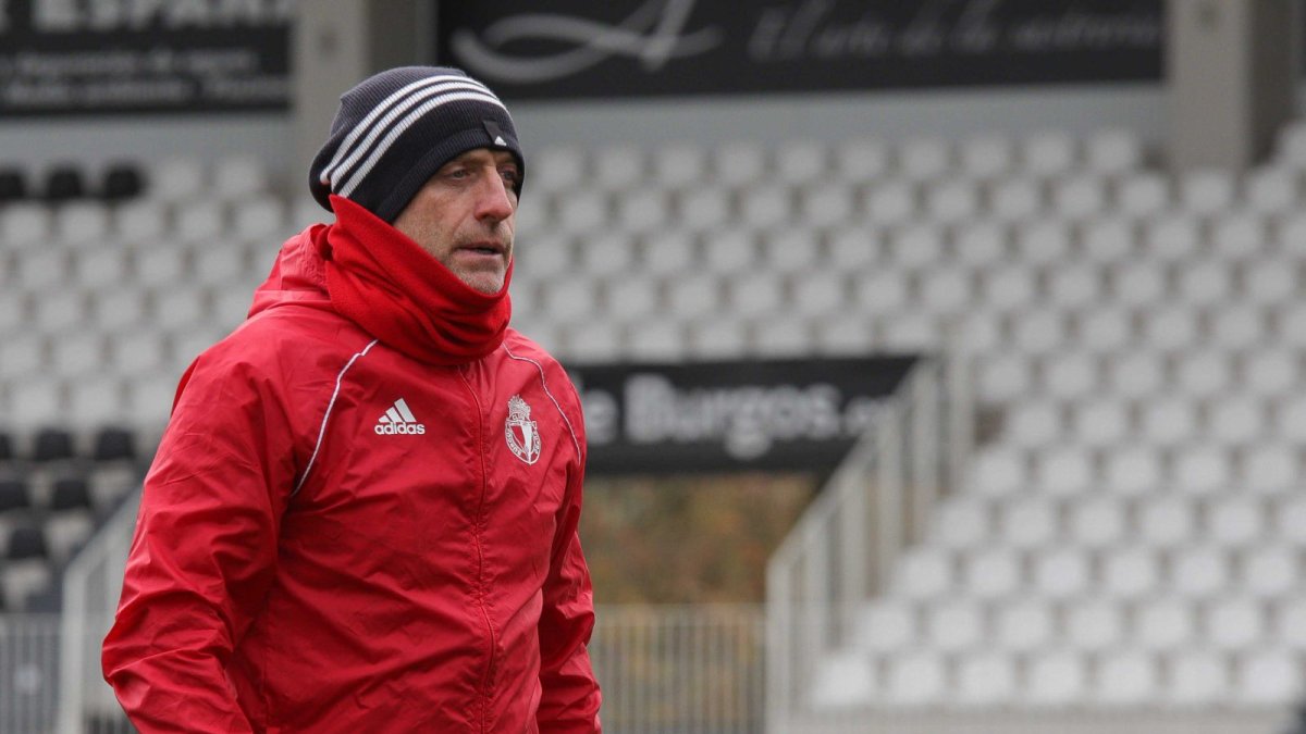 Calero, bien abrigado en el último entrenamiento antes del partido. BCF