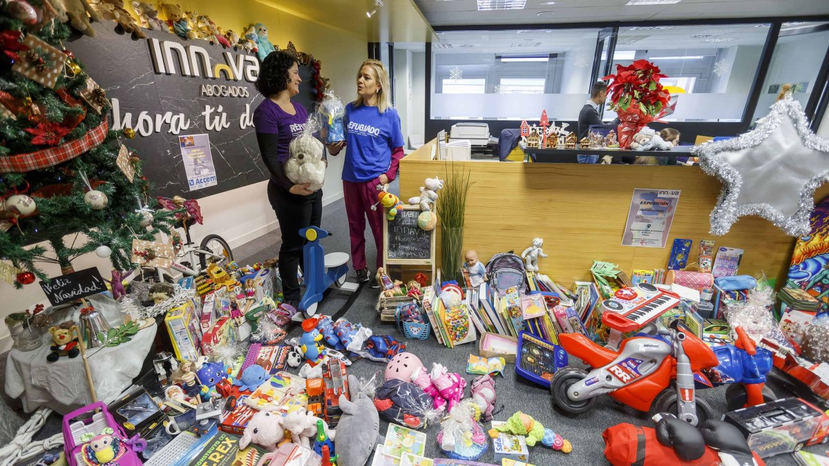 María Martínez de Simón, de Accem, y Beatriz Rodríguez, de Innova Social, charlan entre juguetes. SANTI OTERO