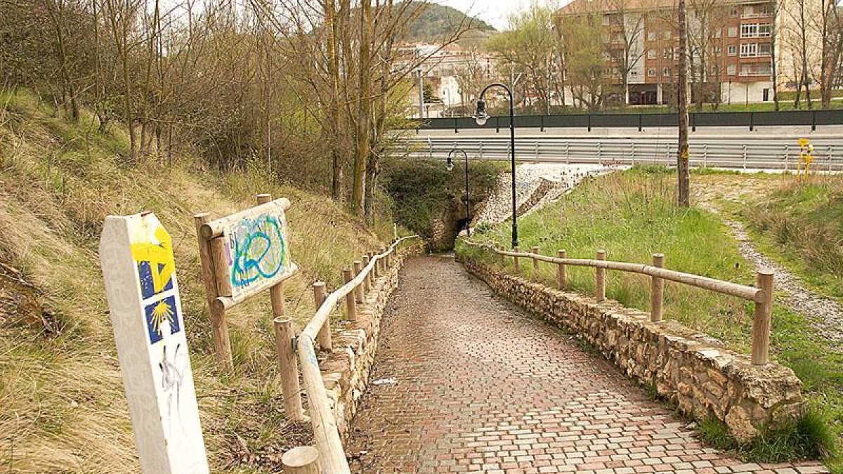 Las obras en la N-I ‘borraron’ el camino y lo transformaron en un desagüe de pluviales.-G. G.