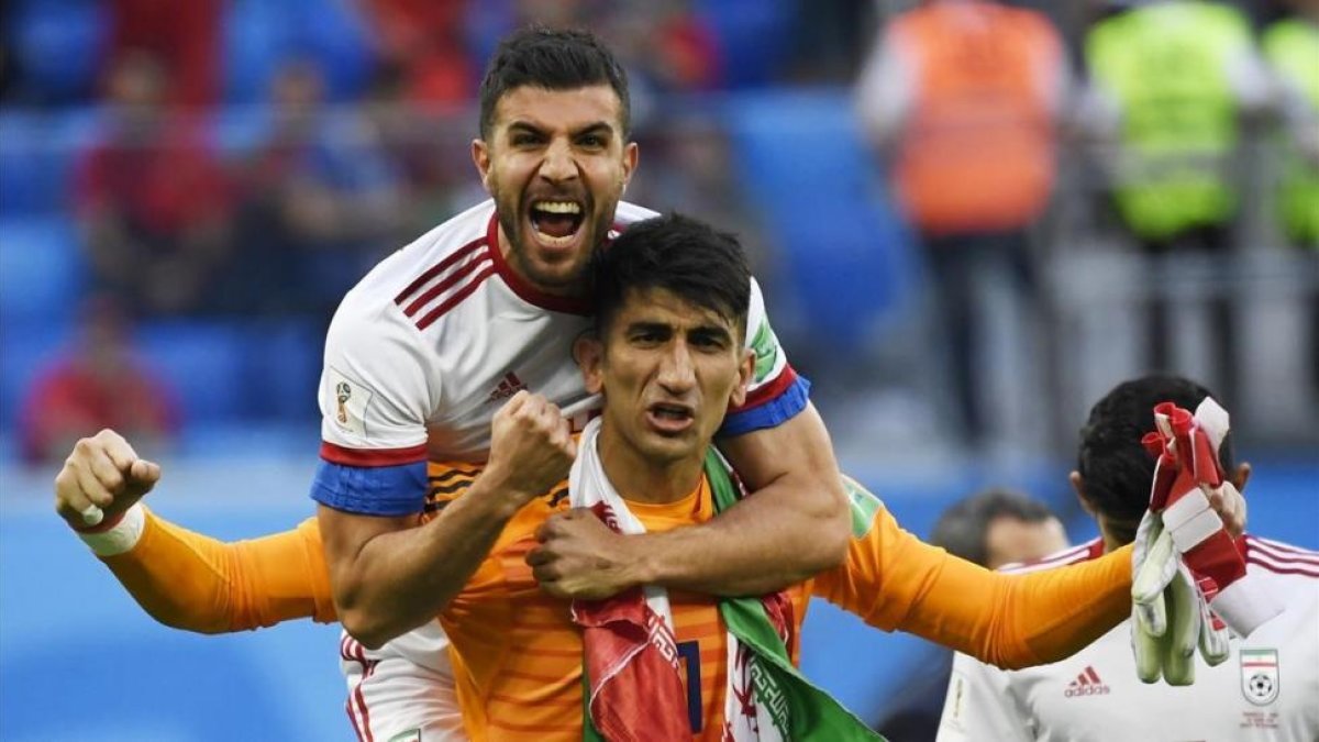 Beiranvand, el portero de Irán, celebra el triunfo sobre Marruecos, junto a un compañero.-AFP / CHRISTOPHE SIMON
