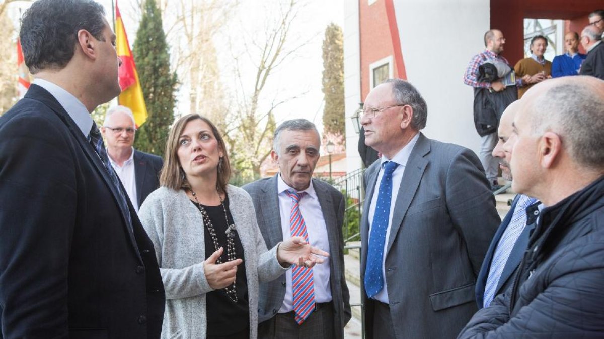 (I a D) La consejera de Agricultura y Ganadería, Milagros Marcos; el director de la revista Tierras, Fernando de Paz Cabello; y el presidente de Ferduero, Ángel González Quintanilla, participan en el II Encuentro de Comunidades de Regantes del Duero-ICAL
