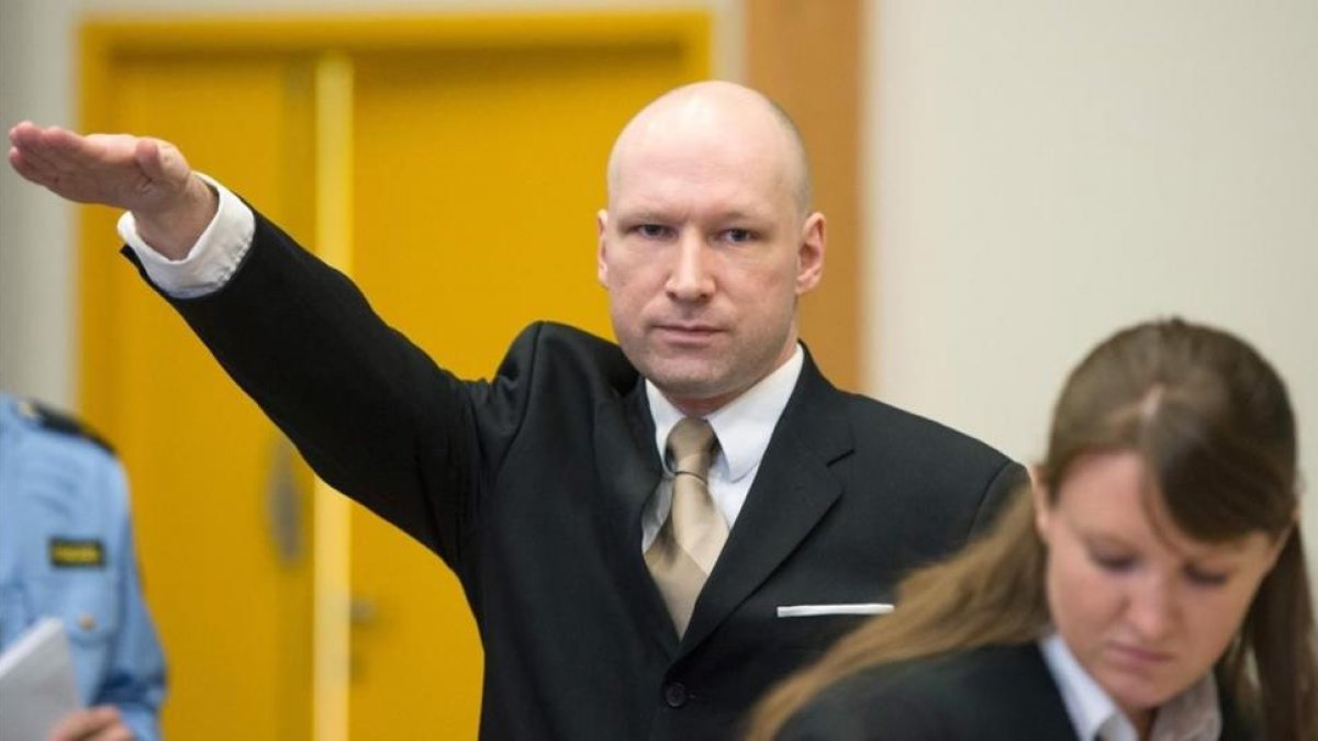 Anders Breivik saluda al estilo nazi a su llegada para una vista judicial, en el sudoeste de Oslo, el 15 de marzo del 2016.-AFP / JONATHAN NACKSTRAND