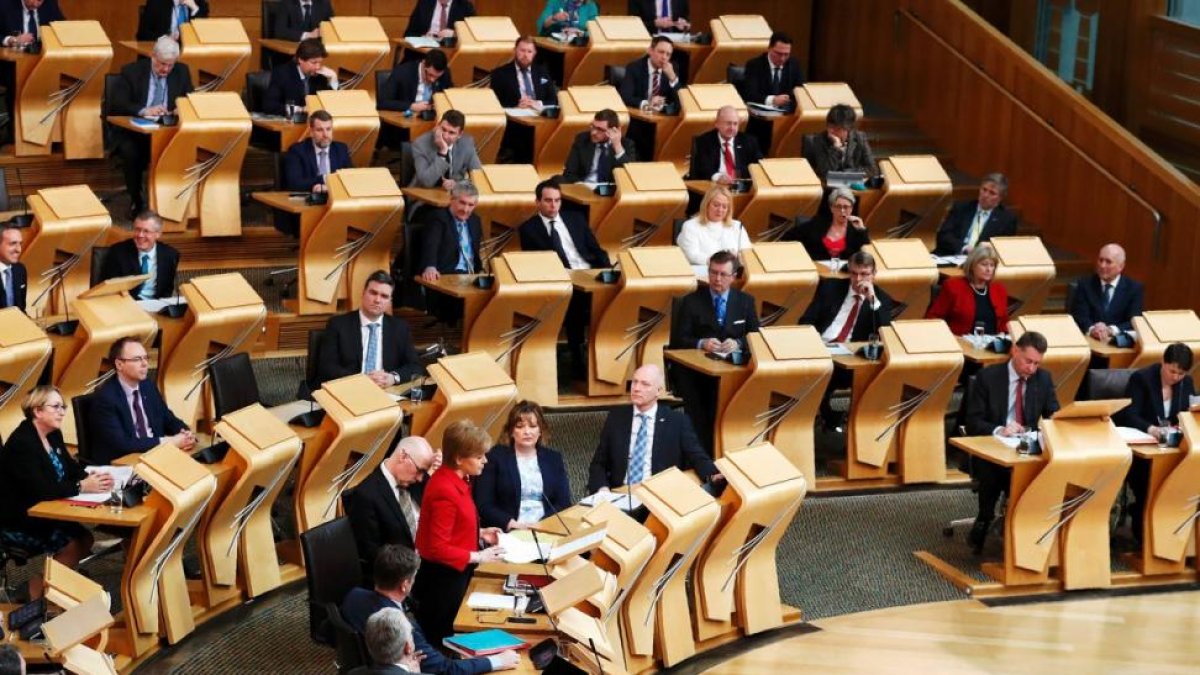 La ministra principal de Escocia, Nicola Sturgeon, interviene momentos antes de la votación del nuevo referéndum en el Parlamento de Escocia.-RUSSELL CHEYNE