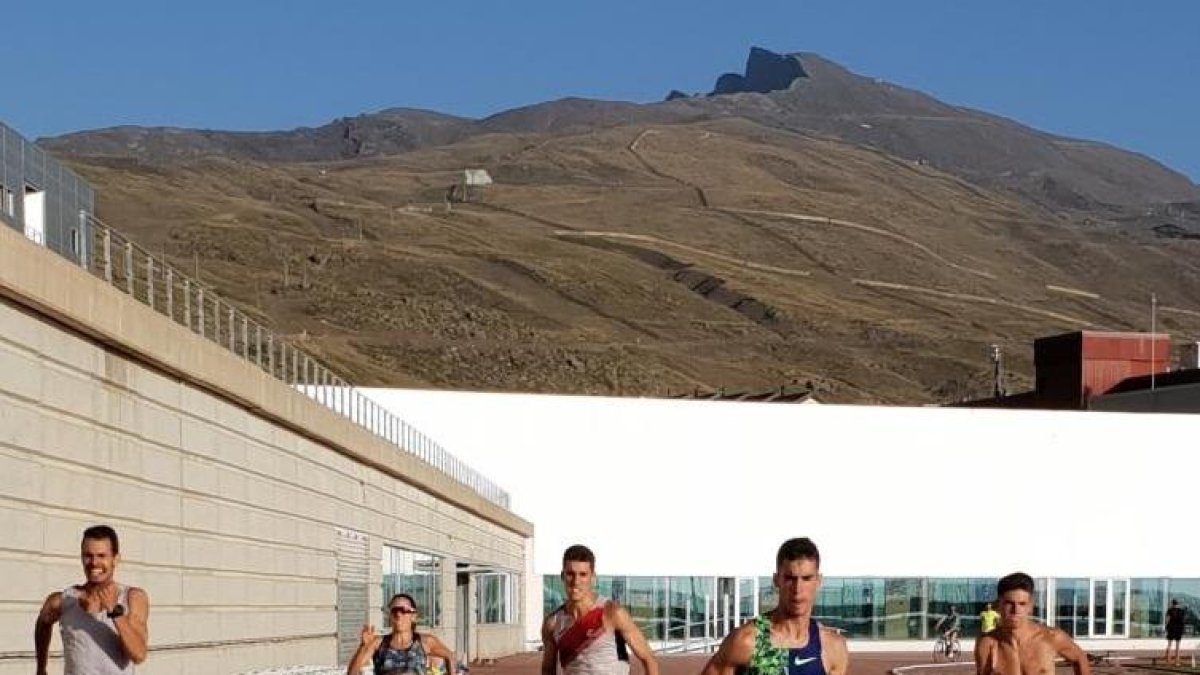 Dani Arce, Lidia Campo, Santiago Vivanco,Jesús Gómez y Pablo Sánchez, durante una concentración en Sierra Nevada.-ECB