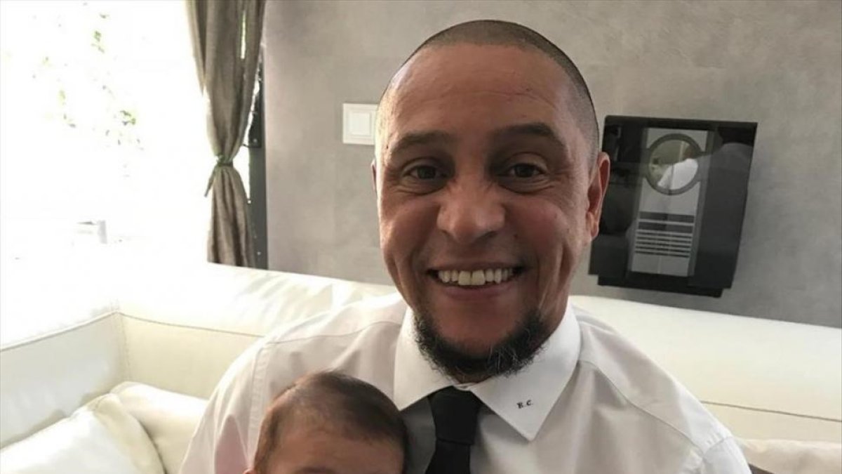 Roberto Carlos, que posa con su hija pequeña, que nació el pasado mes de julio, acaba de convertirse en abuelo a los 44 años.-PERIODICO (INSTAGRAM)