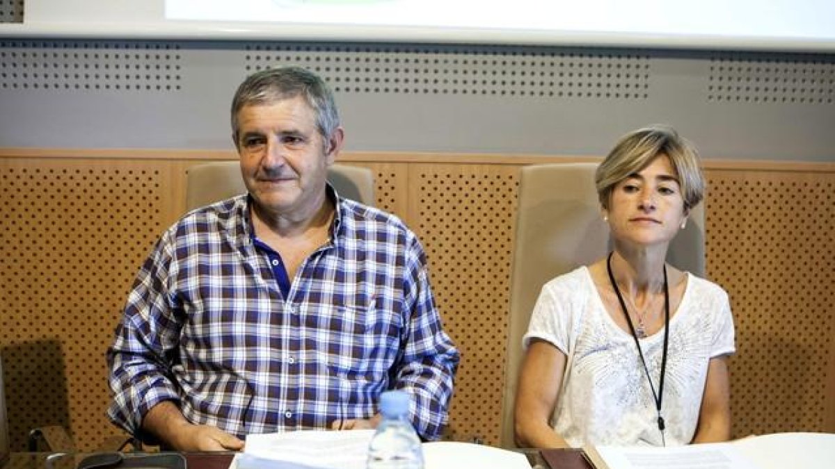 Patxi Elola, víctima de ETA, y Pili Zabala, hermana de Joxian Lasa, asesinado por los GAL, han participado este viernes en una mesa redonda para debatir sobre la relación de las víctimas del terrorismo con su entorno social.-EFE