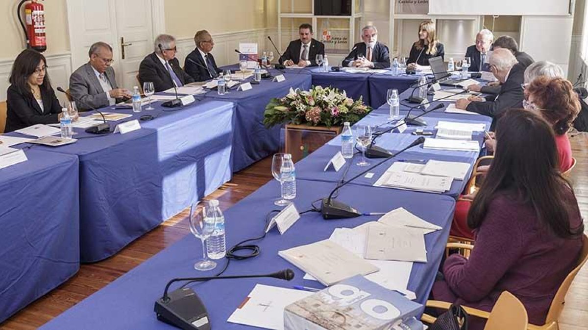 Francisco Javier Pérez, Darío Villanueva, Mar Sancho y Gonzalo Santonja, de i. a d., presidieron la reunión de académicos que se alargará en el Palacio de la Isla hasta mañana.-Santi Otero