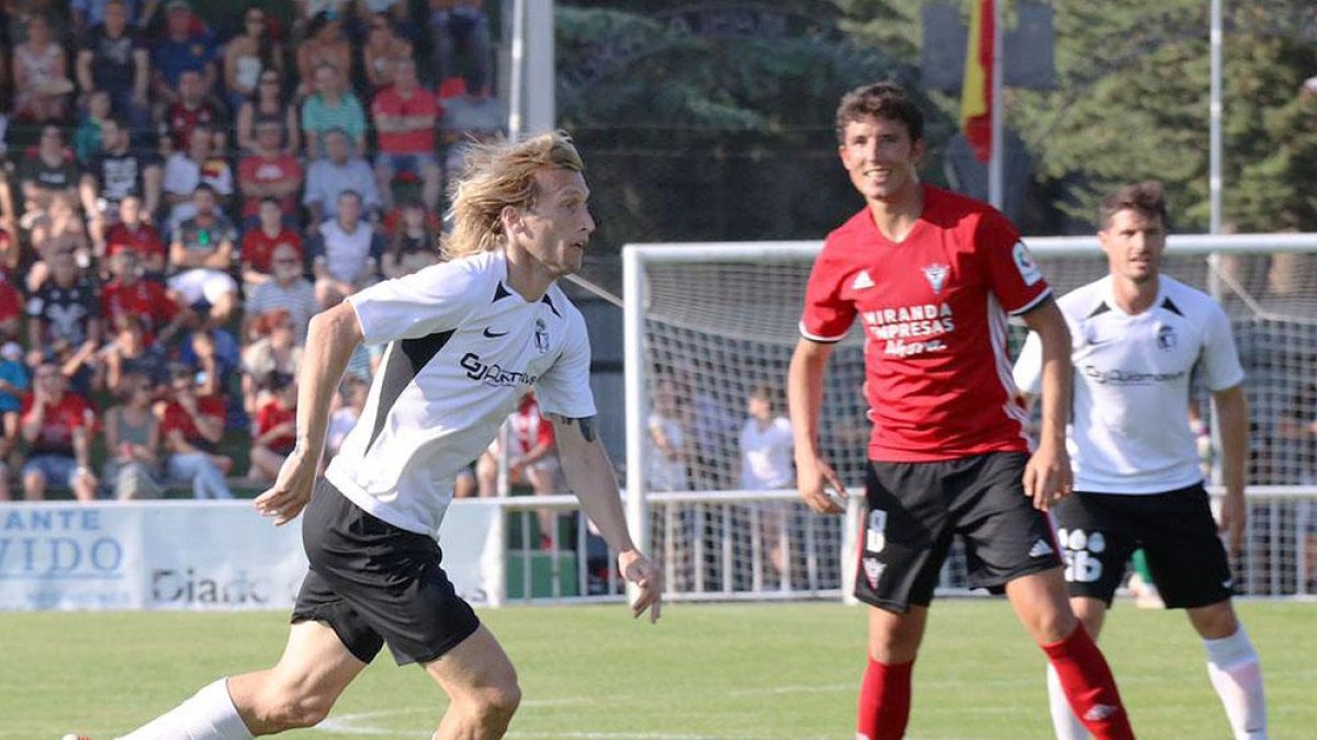 Gastón Machín conduce el balón durante el partido que disputó ayer el Burgos CF ante el CD Mirandés-BURGOS CF