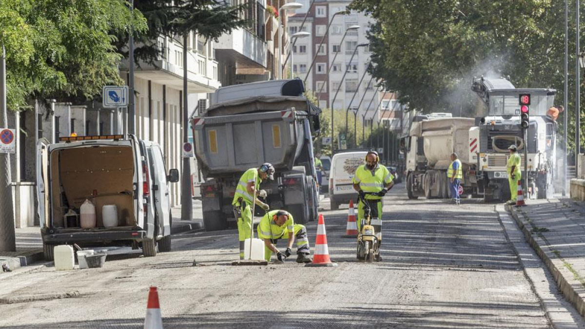 Los trabajadores preparan la calzada para el asfaltado en la avenida Arlanzón, en las traseras de la Subdelegación.-SANTI OTERO