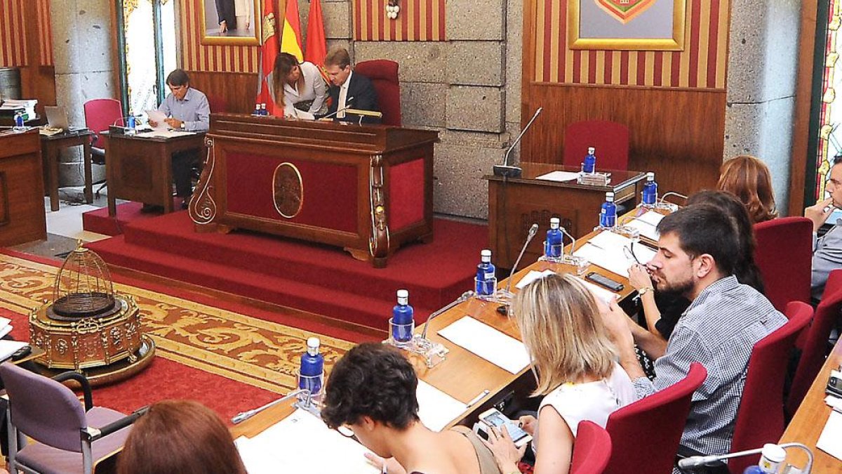 A la derecha de la imagen la silla vacía del interventor a la izquierda el secretario municipal.-ISRAEL L. MURILLO