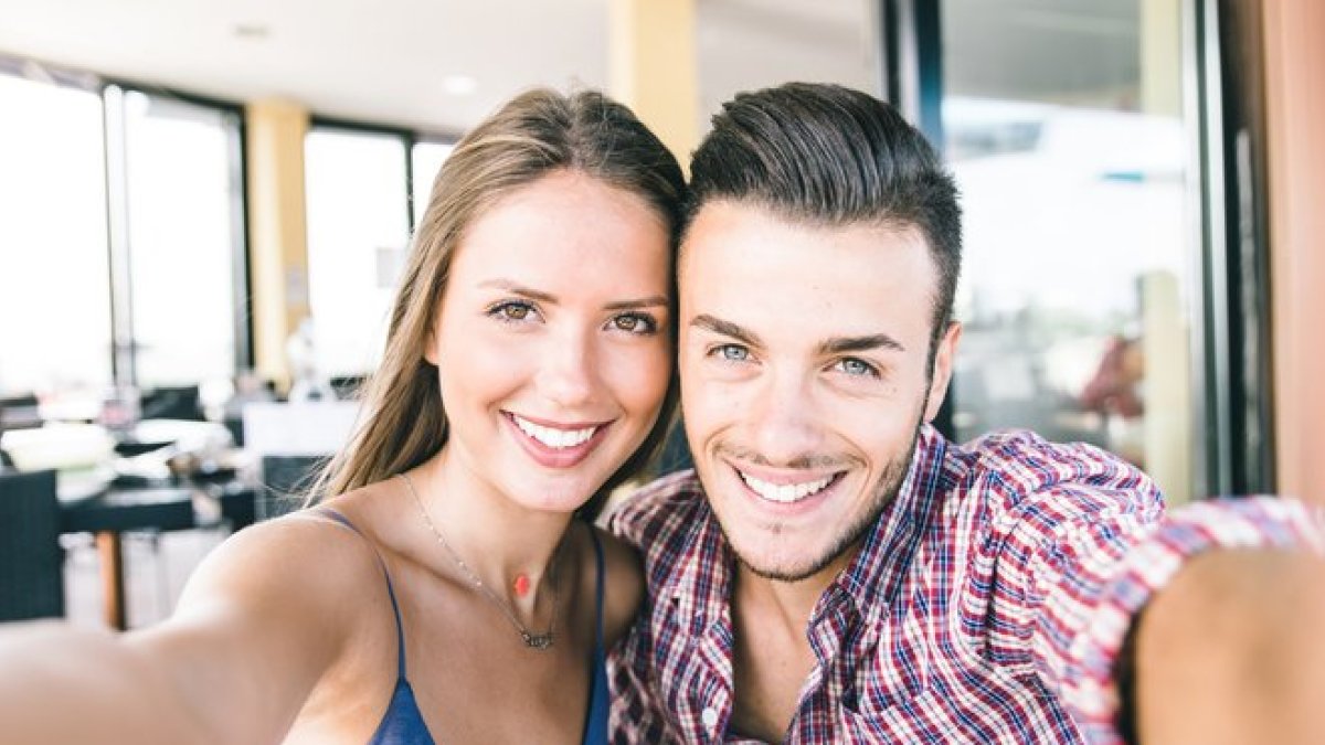 Pareja joven haciéndose un selfie.-123RF