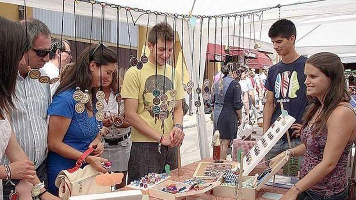 Los puestos de la feria son muy variados, desde alimentación a artesanía o joyería.-ECB