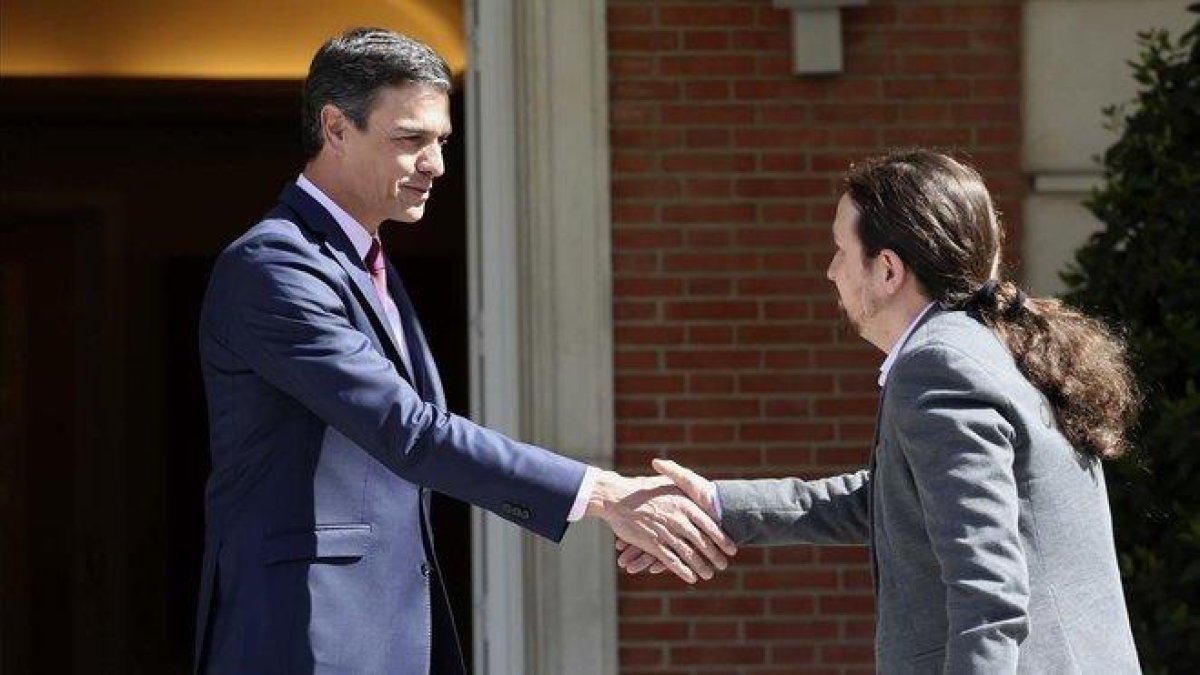El presidente del Gobierno en funciones, Pedro Sánchez, recibe en la Moncloa al líder de Podemos, Pablo Iglesias, el pasado 7 de mayo.-DAVID CASTRO