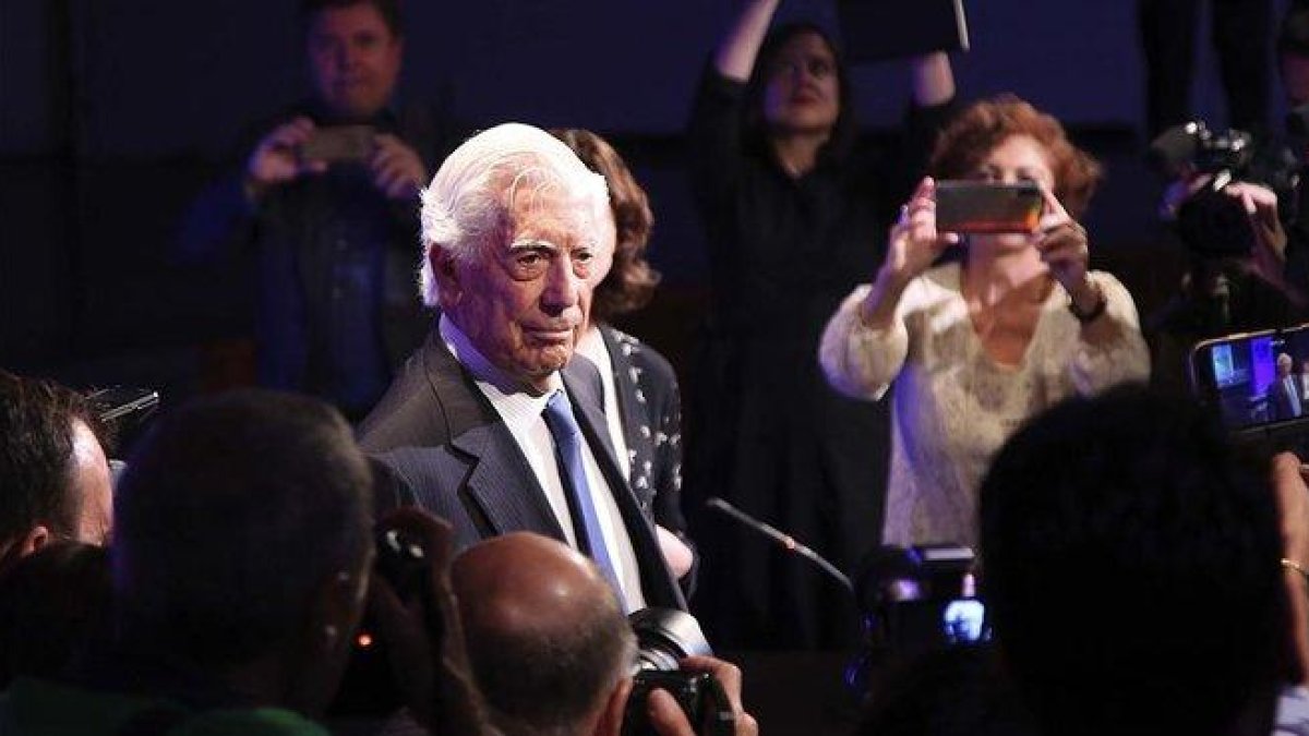 Mario Vargas Llosa, durante la presentación en Madrid de la novela ’Tiempos recios’-DAVID CASTRO