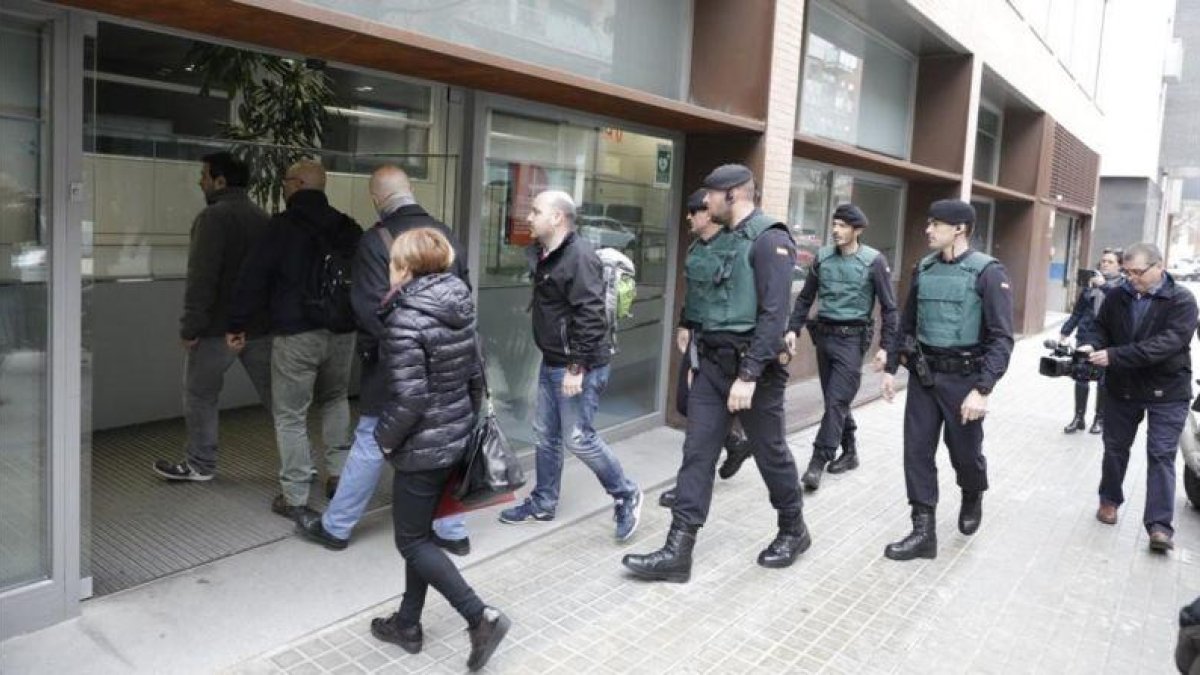 La Guardia Civil, a la entrada de las oficinas de BIMSA, en la calle Bolivia de Barcelona.-FERRAN NADEU