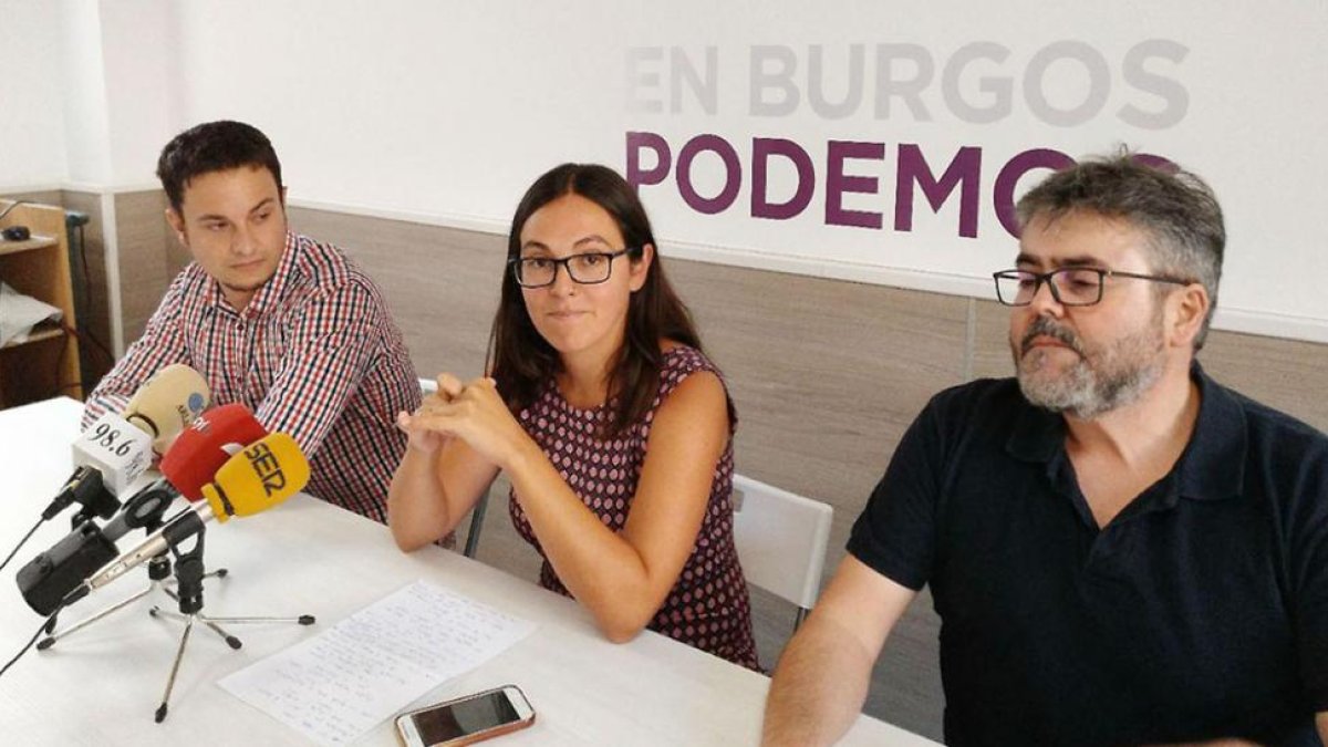 Félix Díez, Laura Domínguez e Ignacio Lacámara, de Podemos, ayer, en la rueda de prensa.-ECB