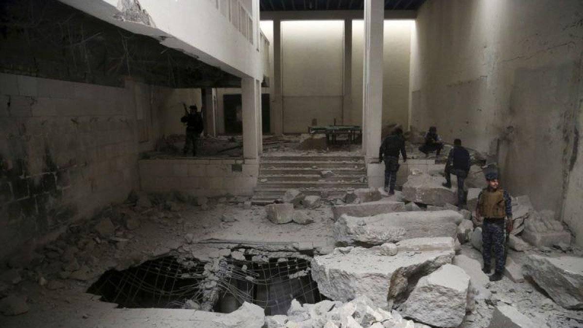 Imágenes del interior del Museo de Mosul destrozado por los yihadistas.-KHALID MOHAMMED / AP