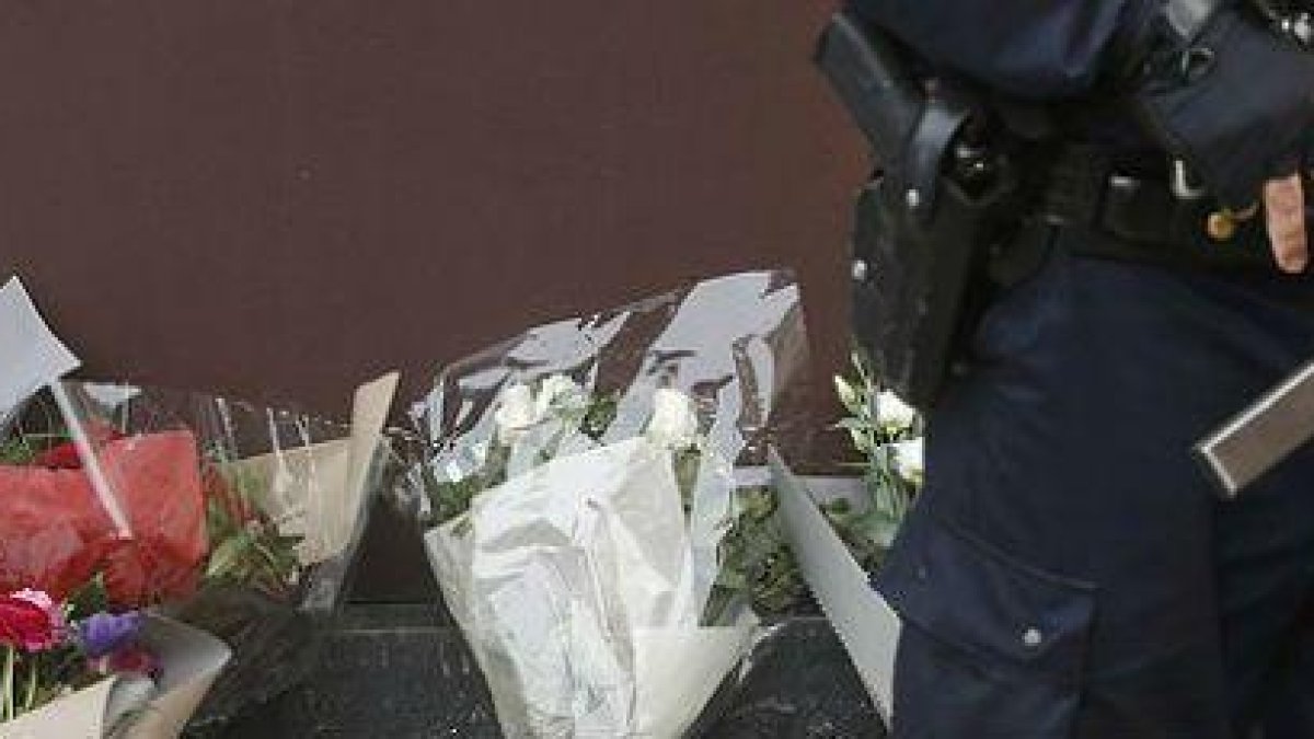Un policía permanece de guardia frente al resturante 'Le Carrillon'.-REUTERS