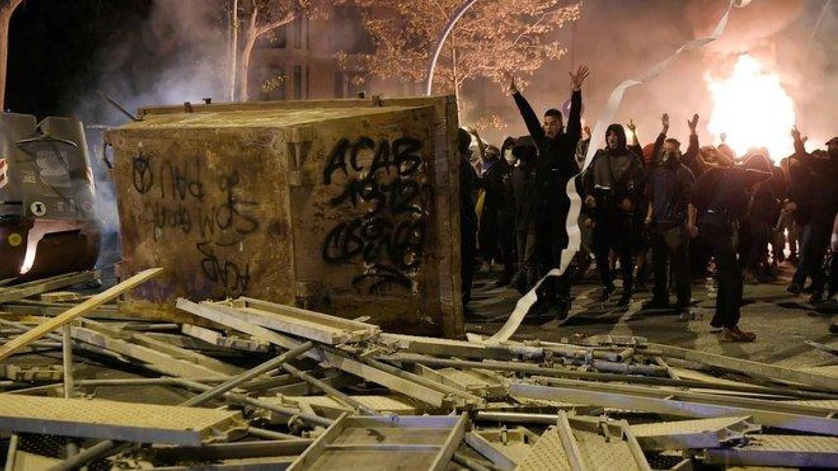 Manifestantes cortando una calle con barricadas en el centro de Barcelona-AFP