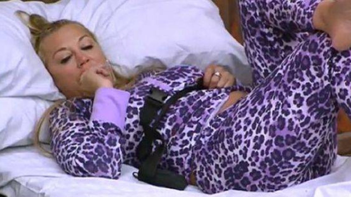 Esteban tumbada en uno de los sofás de la casa de Gran Hermano VIP.-