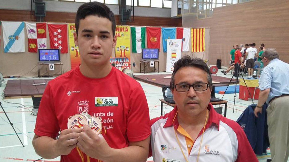 Bryan Cárdenas posa con las medallas conquistadas en el Nacional sub 17 junto al técnico Manuel García.-ECB
