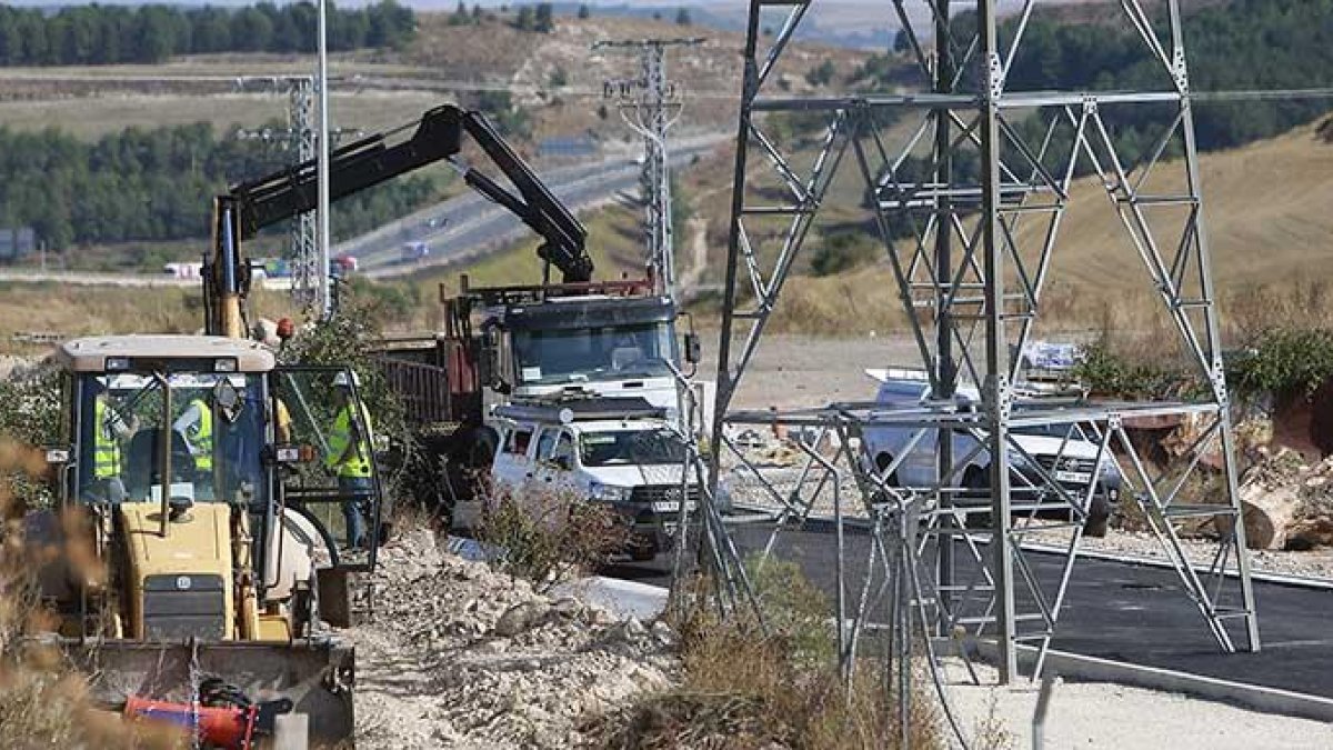 Hace pocos días se recibió el material y desde ayer comenzaron con la explanación, excavación y cimentado de la nueva torre.-RAÚL G. OCHOA