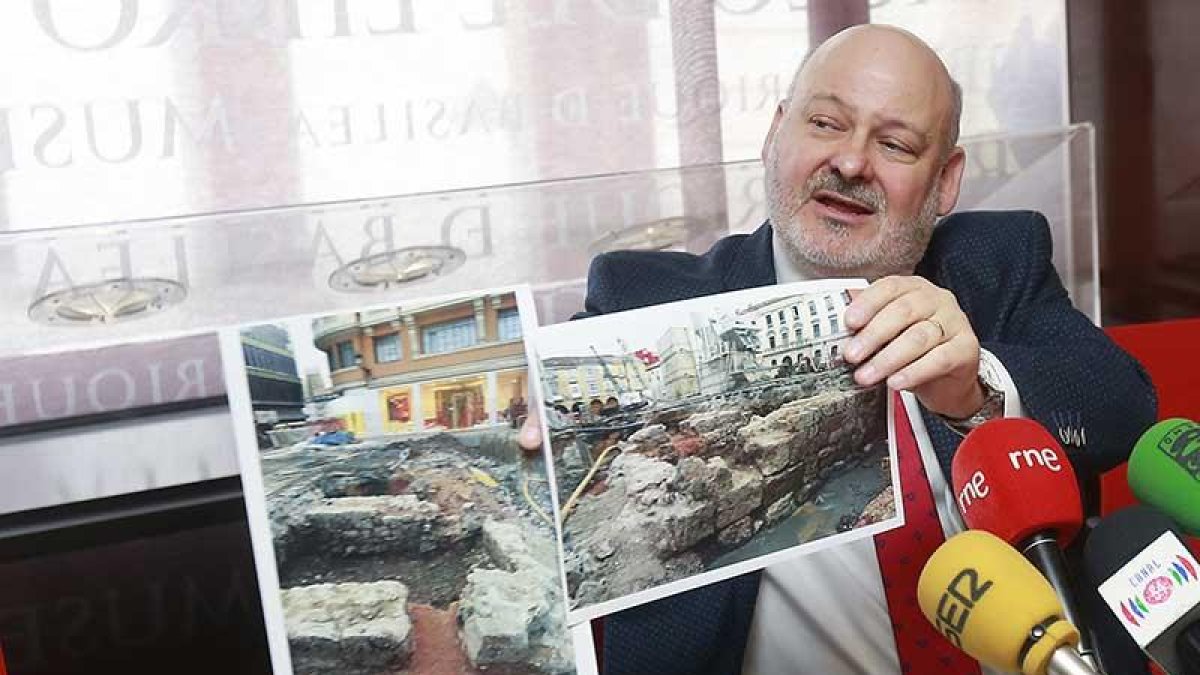 Juan José García muestra fotos de las excavaciones de 2004.-Raúl Ochoa