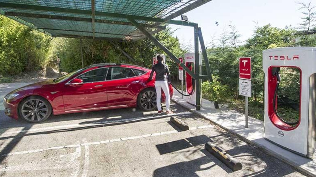 Imagen de un punto de recarga para vehículos eléctricos.-ISRAEL L. MURILLO