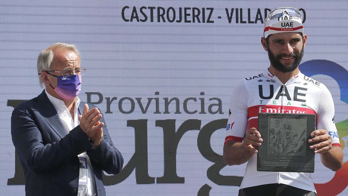 Fernando Gaviria recoge un premio en el podio de honor. SANTI OTERO